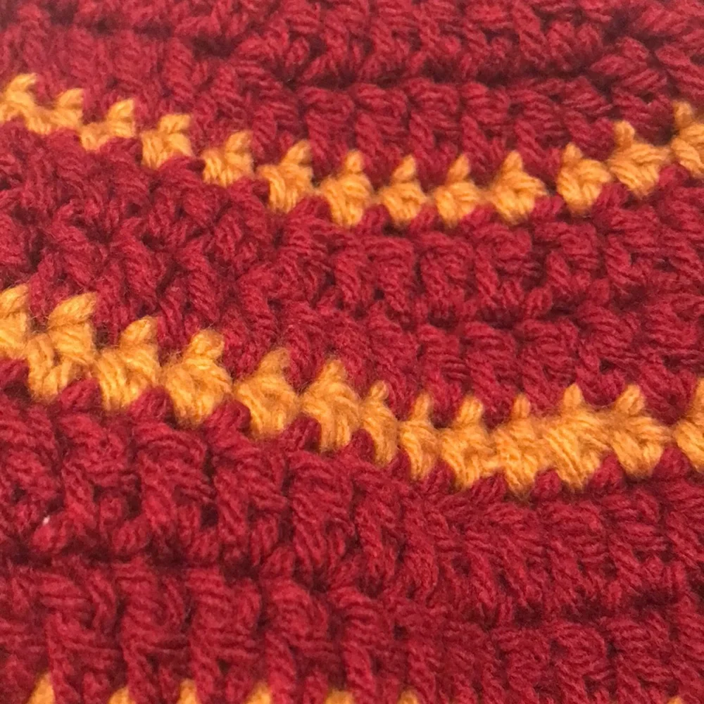 💚Handmade crochet hat. Never worn. One size fits all. Garnet and Gold Colors.
